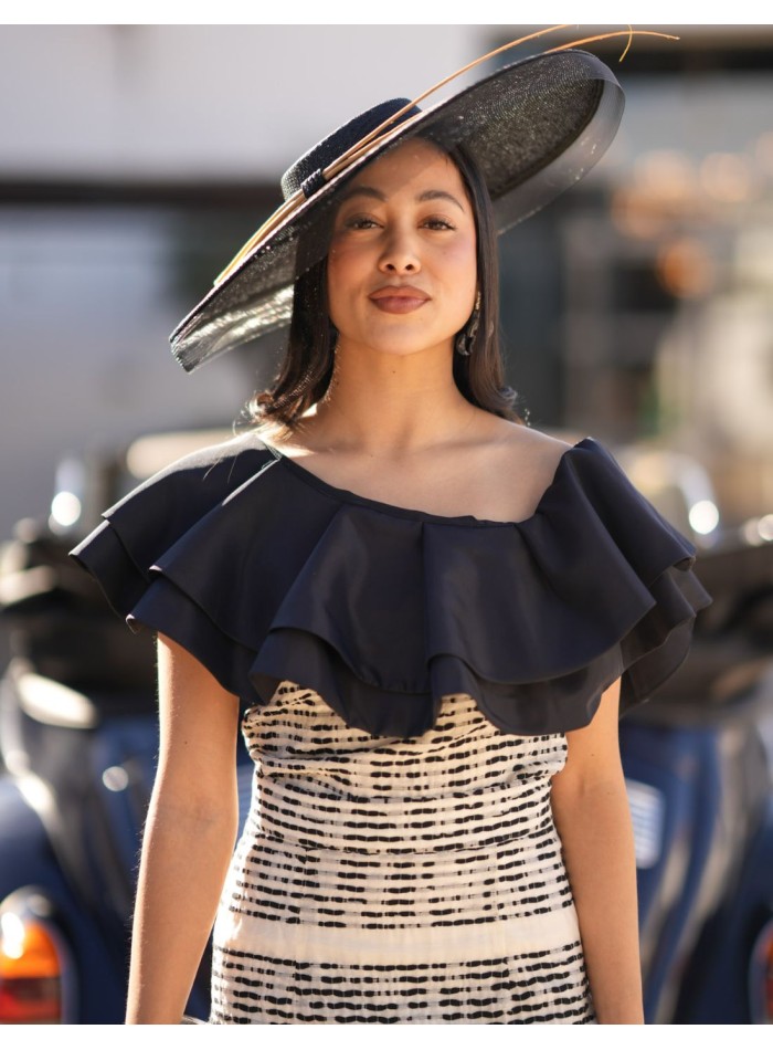 Conjunto para invitada con escote asimétrico y...