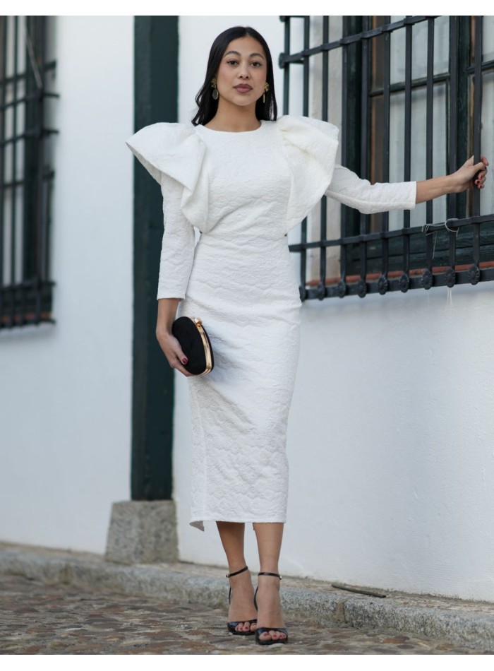 Vestido midi blanco en tejido brocado con volantes en los hombros