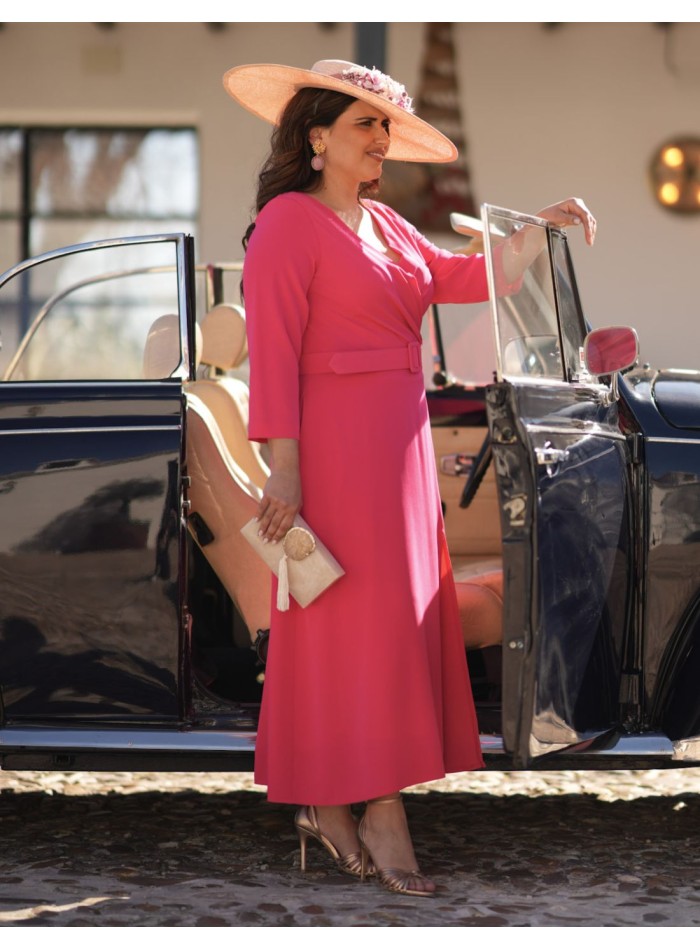 Vestido midi de color rosa en tejido de crepé...