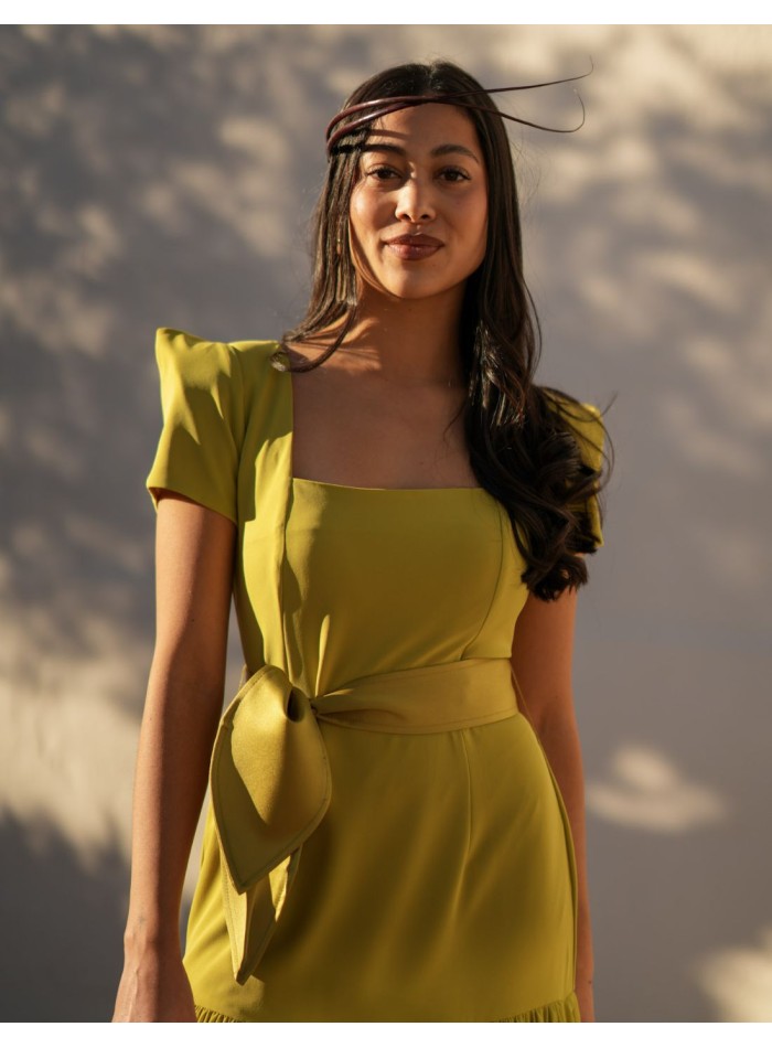 Vestido largo pistacho con manga corta y escote cuadrado elegante