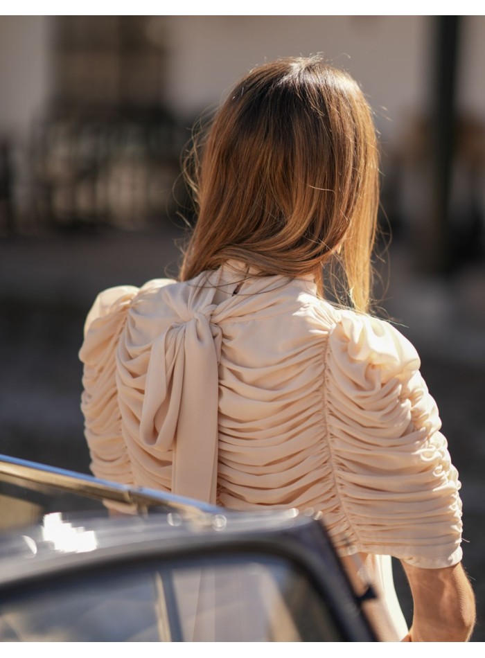 Robe midi dos nu avec capelette en mousseline...