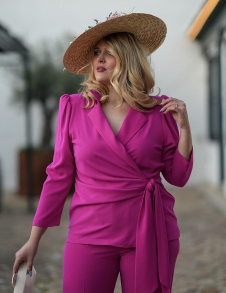 Ensemble deux pièces Bougainvillea composé d'un chemisier croisé avec ceinture et d'un pantalon droit