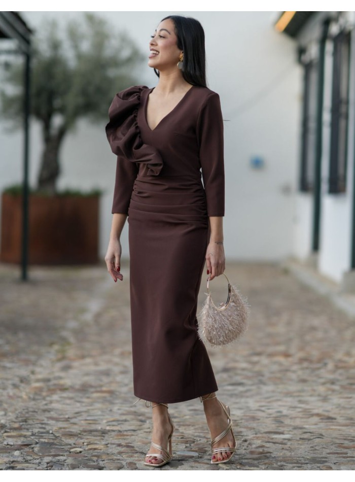 Robe midi marron en crêpe avec volants et drapés