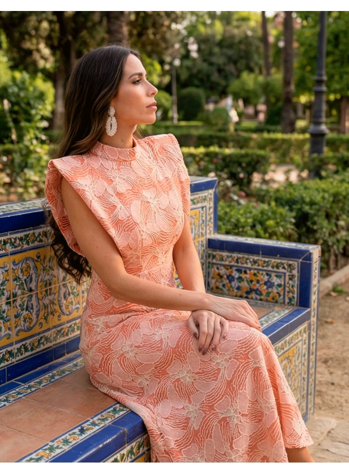 Vestido midi coral con bordado blanco y hombreras