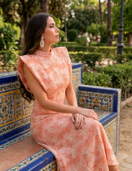 Vestido midi coral con bordado blanco y hombreras