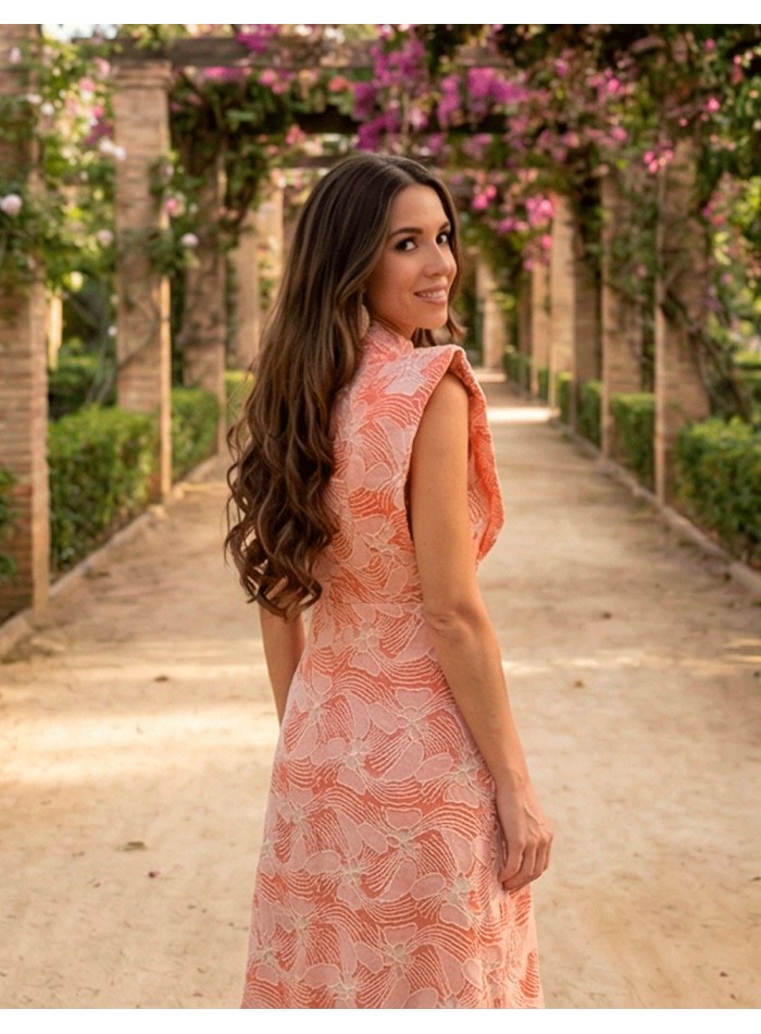 Vestido midi coral con bordado blanco y hombreras