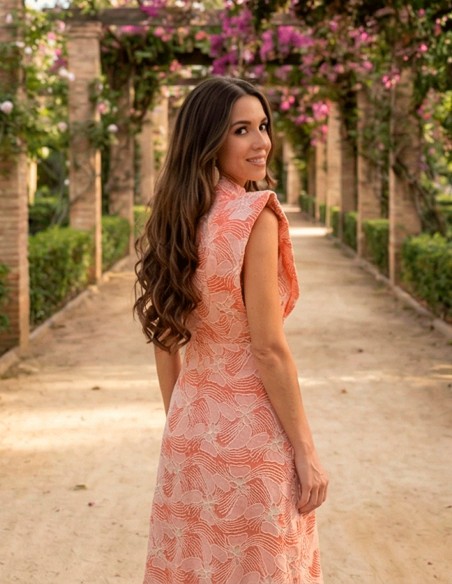 Robe midi corail avec broderies blanches et épaulettes