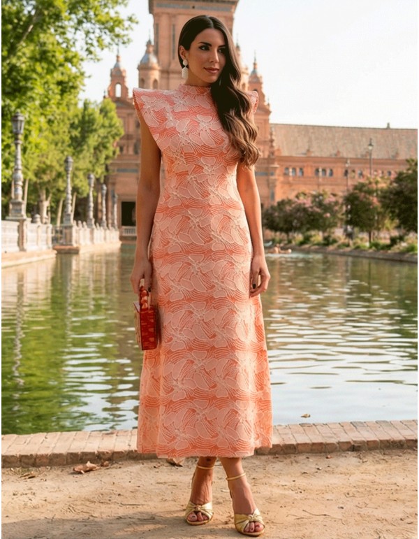 Vestido midi coral con bordado blanco y hombreras