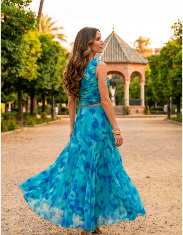 Tenue d'invité en mousseline de soie imprimée bleue avec top à une épaule et jupe midi 2