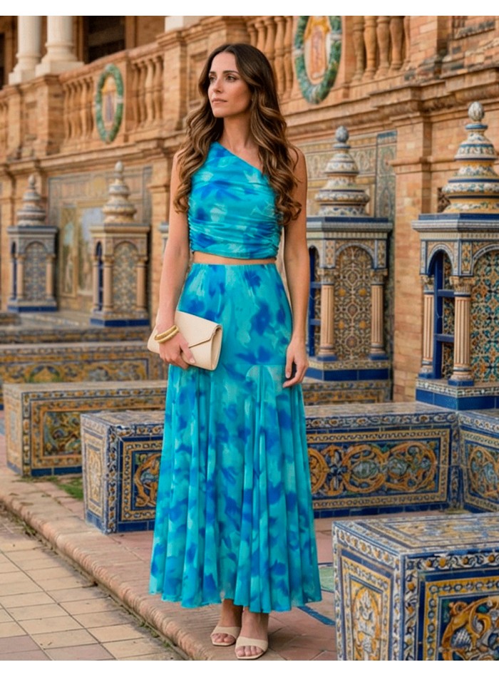 The Blue Ensemble is an ideal choice for those who are looking for a contemporary guest with a sophisticated and summery touch.