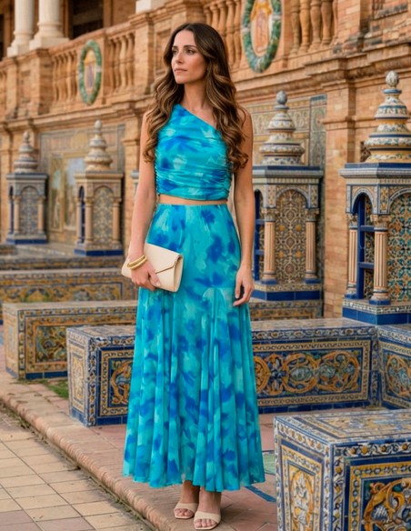 Tenue d'invité en mousseline de soie imprimée bleue avec top à une épaule et jupe midi