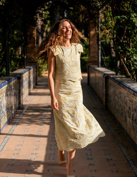 Conjunto amarillo troquelado de top estructurado con hombreras y falda sirena