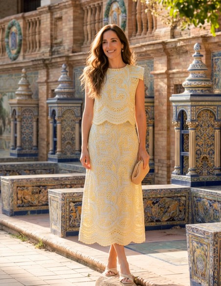 Conjunto amarillo troquelado de top estructurado con hombreras y falda sirena