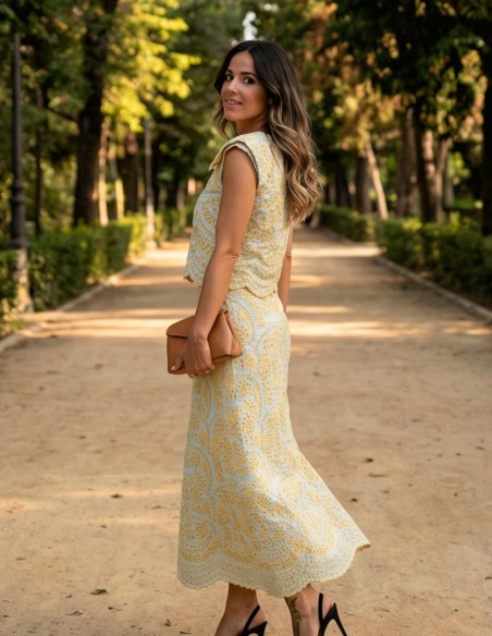 Conjunto amarillo troquelado de top estructurado con hombreras y falda sirena
