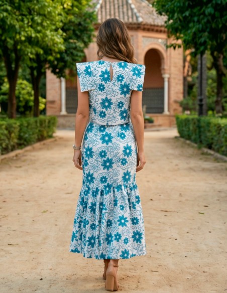 Ensemble brodé bleu avec top structuré et jupe midi sirène