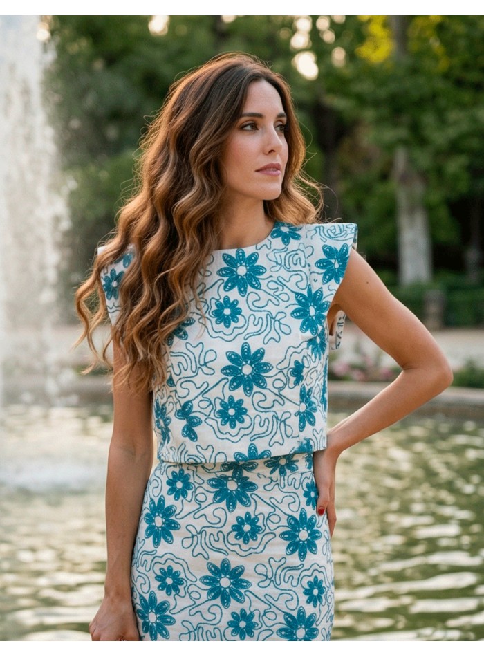 Ensemble brodé bleu avec top structuré et jupe...