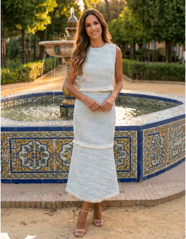 Conjunto celeste claro con top estructurado y falda midi