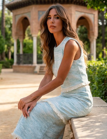 Ensemble bleu clair avec top structuré et jupe midi