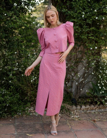 Conjunto de dos piezas en vichy rosa con chaqueta de mangas abullonadas y falda midi