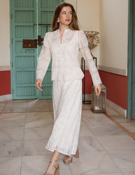 Oriental-inspired lace jacket in white color