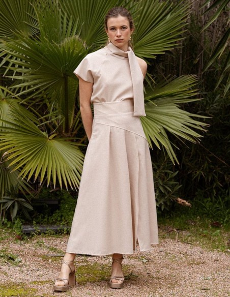 Beige midi skirt with beige boards for guests