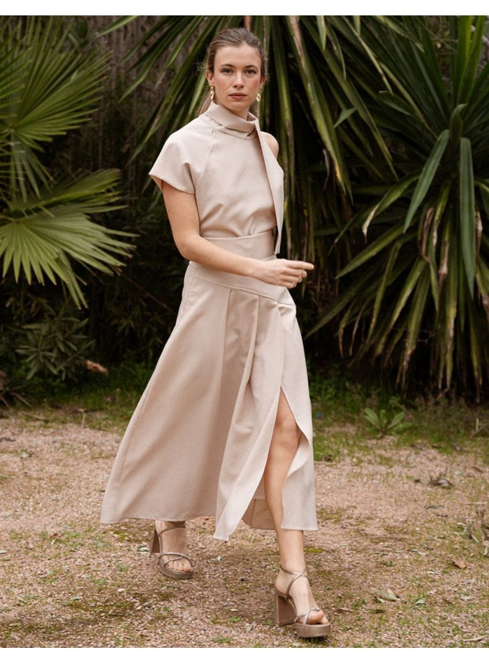 Falda midi de vuelo con tablas en color beige para invitada