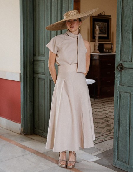 Falda midi de vuelo con tablas en color beige facil de combinar