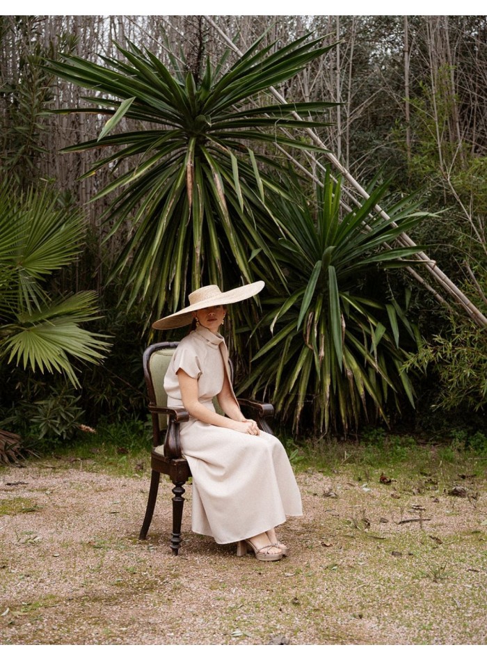 Falda midi de vuelo con tablas en color beige para evento de día