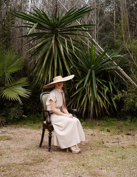 Falda midi de vuelo con tablas en color beige para evento de día