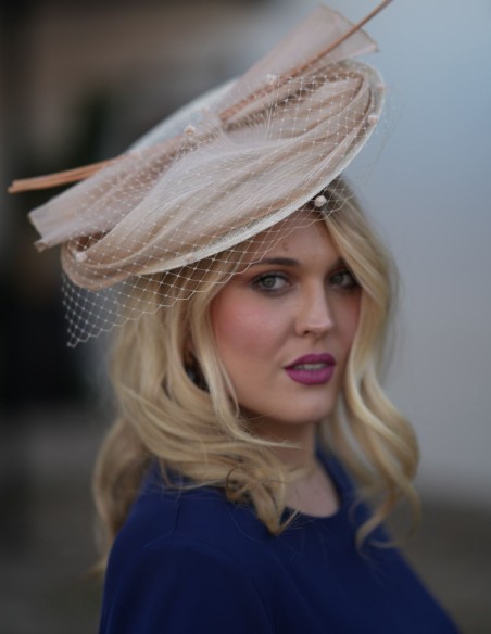 Conjunto de invitada con blusón y pantalón corte recto para tallas grandes