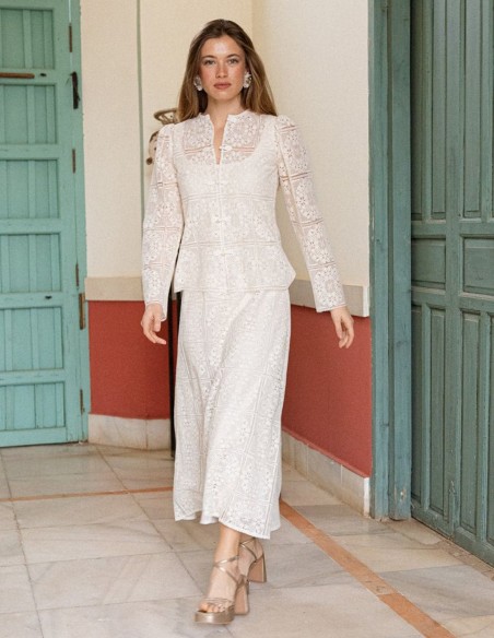 Vestido midi de tirantes confeccionado en encaje con forro de crepé