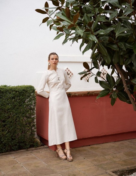 Robe midi en tweed beige avec une jupe flottante et des fermetures au niveau de la poitrine