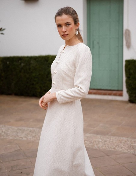 Robe midi en tweed beige avec une jupe flottante et des fermetures au niveau de la poitrine