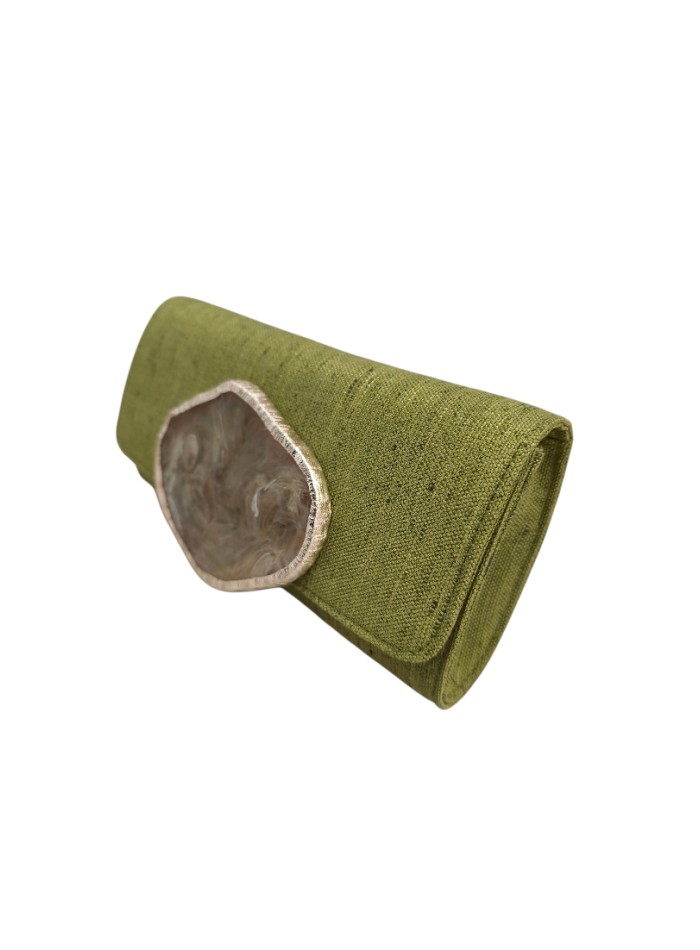 Portefeuille en jute de couleur olive avec broche