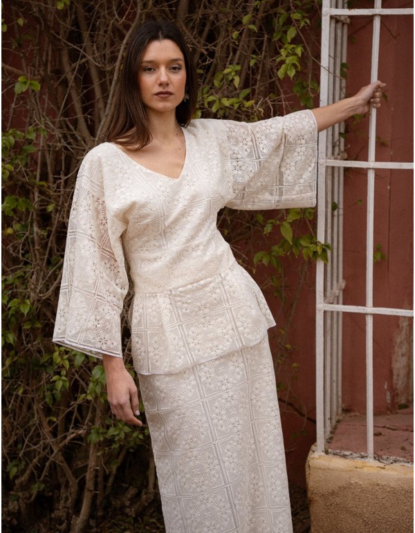 Top de encaje con mangas murciélago y cintura con corte...