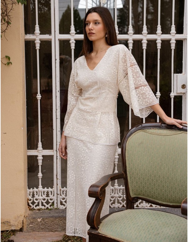 Top de encaje con mangas murciélago y cintura con corte... 2