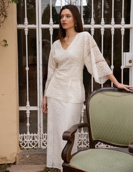 Top de encaje con mangas murciélago y cintura con corte peplum