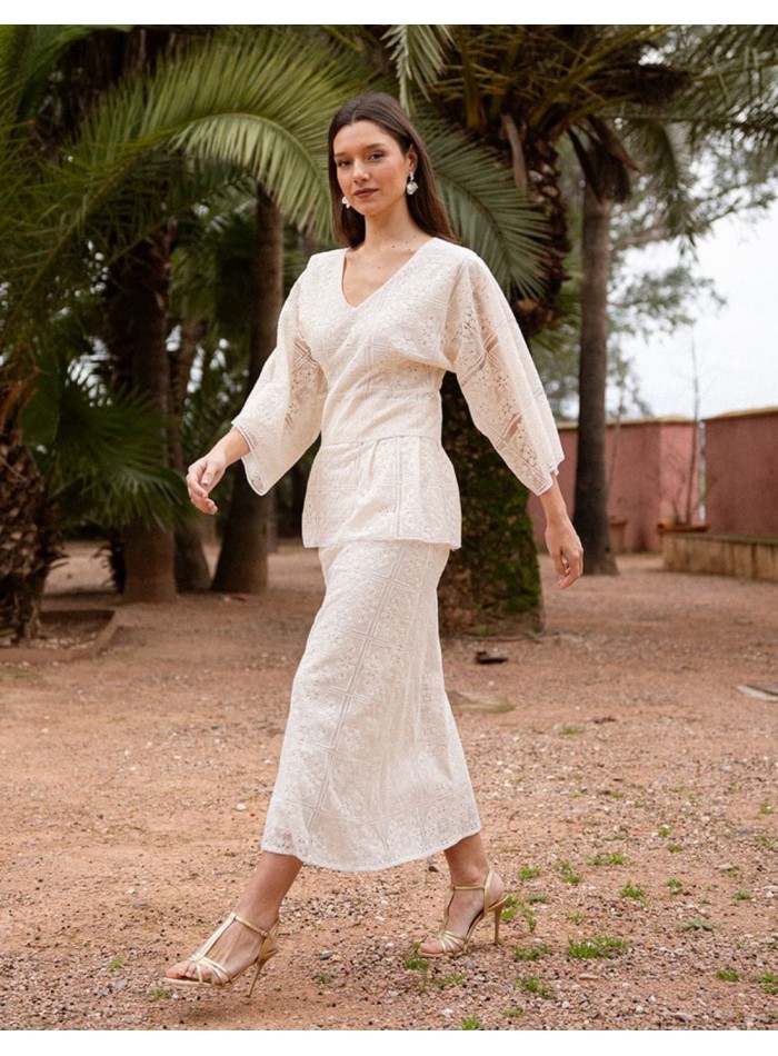 Top de encaje con mangas murciélago y cintura...