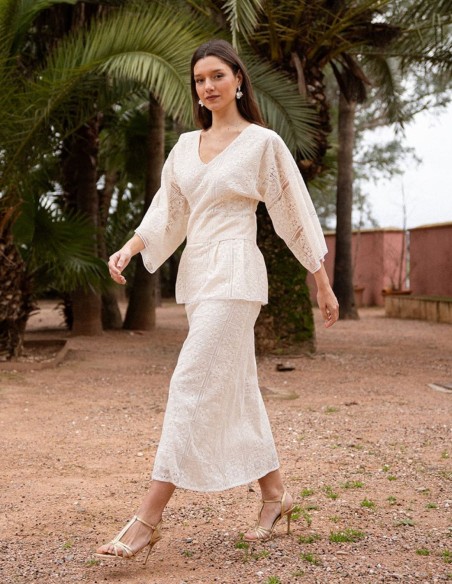 Top de encaje con mangas murciélago y cintura con corte peplum
