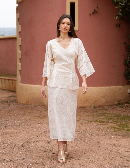 Top de encaje con mangas murciélago y cintura con corte peplum