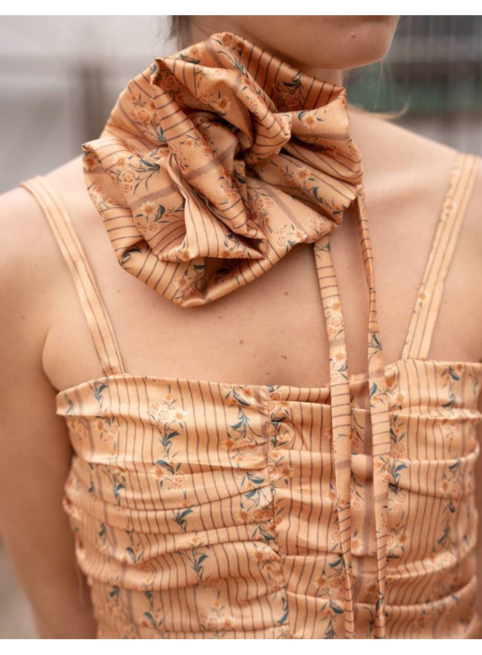 Choker de flor en tono amarillo con estampado...