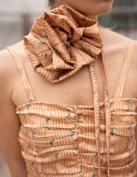 Choker de flor en tono amarillo con estampado mini floral