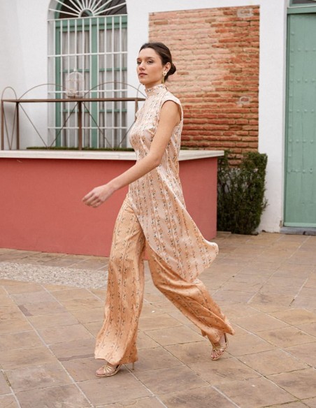 Top asimétrico con estampado floral y rayas para invitada