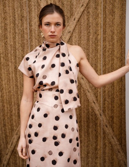 Top asymétrique à manches courtes avec imprimé à pois et laçage