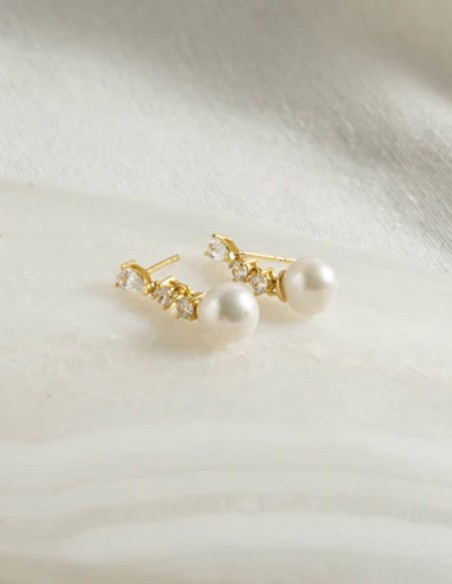 Elegant earrings with three zirconia and pearl details
