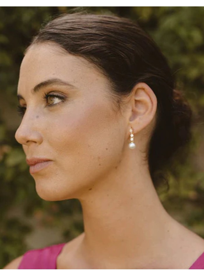 Pendientes elegantes con detalle de tres circonitas y perla