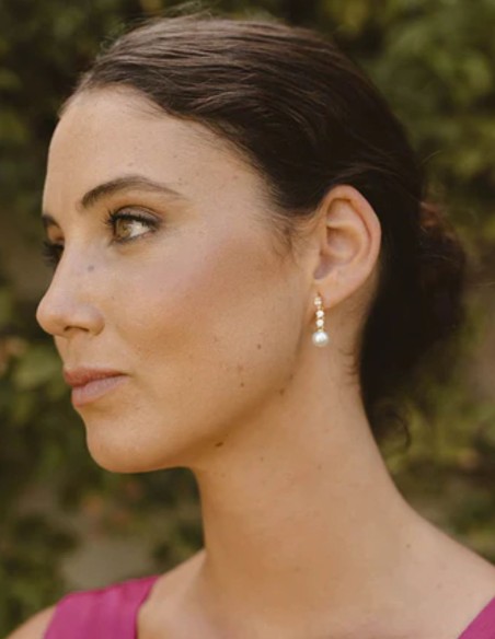 Boucles d'oreilles élégantes avec trois zircons et des détails en perles