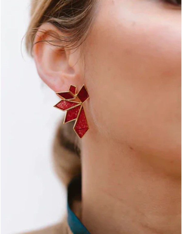 Pendientes con forma geométrica con piedras en color rubí