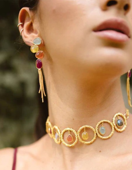 Earrings with irregular multicolored stones and chain bangs