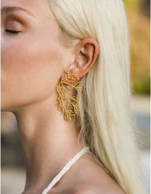 Elegant earrings with gold plated coral shape